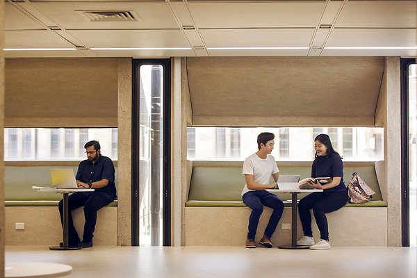 uq-contact-students-in-central-library-1920x1280