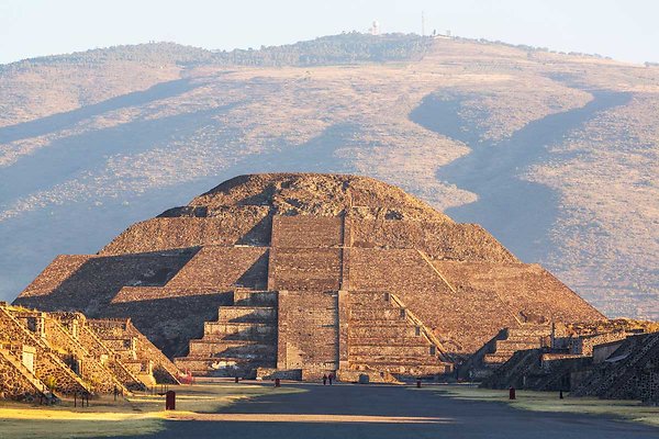 The-temples-of-the-sun-at-sunrise-at-Teotihuacan-Mexico