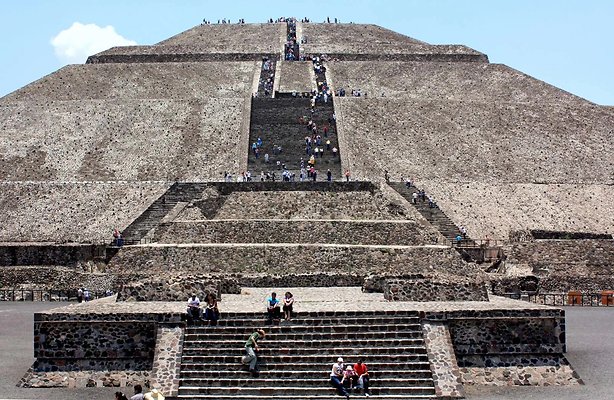 Tourists-Pyramid-of-the-Sun-Mexico-Teotihuacan.jpg
