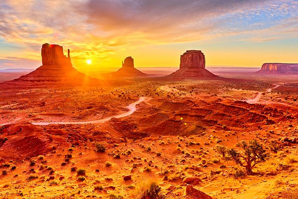 Large-Monument-Valley-in-Arizona-1147233225-1